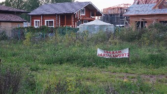 участок с коммуникациями