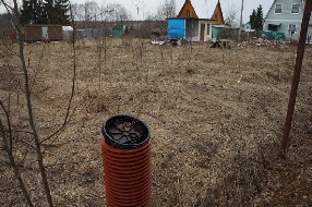 участок с коммуникациями